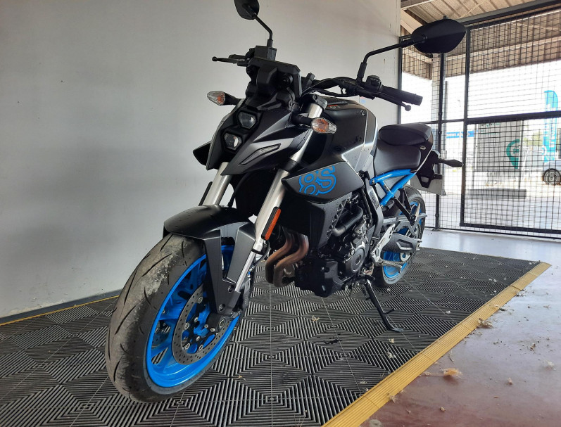 SUZUKI GSX-8S A2
