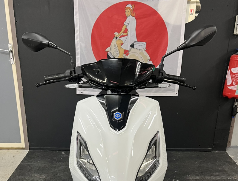 PIAGGIO 1 Electrique GARANTIE 24 MOIS BLANC BRILLANT BON ETAT CRIT
