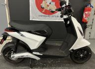 PIAGGIO 1 Electrique GARANTIE 24 MOIS BLANC BRILLANT BON ETAT CRIT