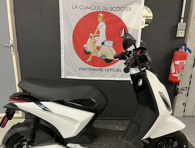 PIAGGIO 1 Electrique GARANTIE 24 MOIS BLANC BRILLANT BON ETAT CRIT