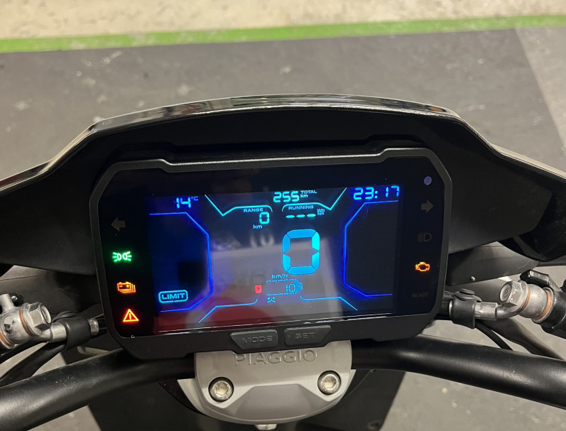 PIAGGIO 1 Electrique GARANTIE 24 MOIS BLANC BRILLANT BON ETAT CRIT