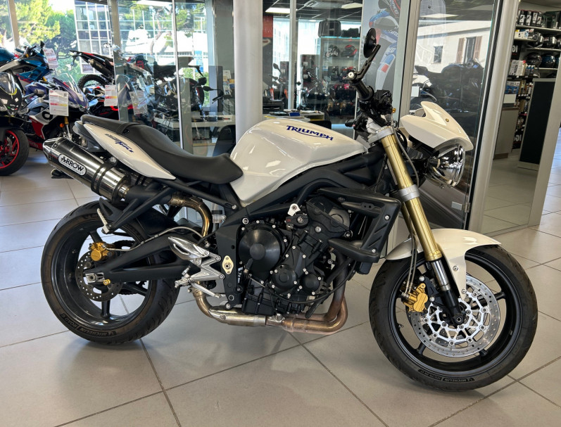TRIUMPH STREET TRIPLE 675