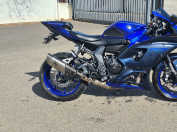 YAMAHA R7