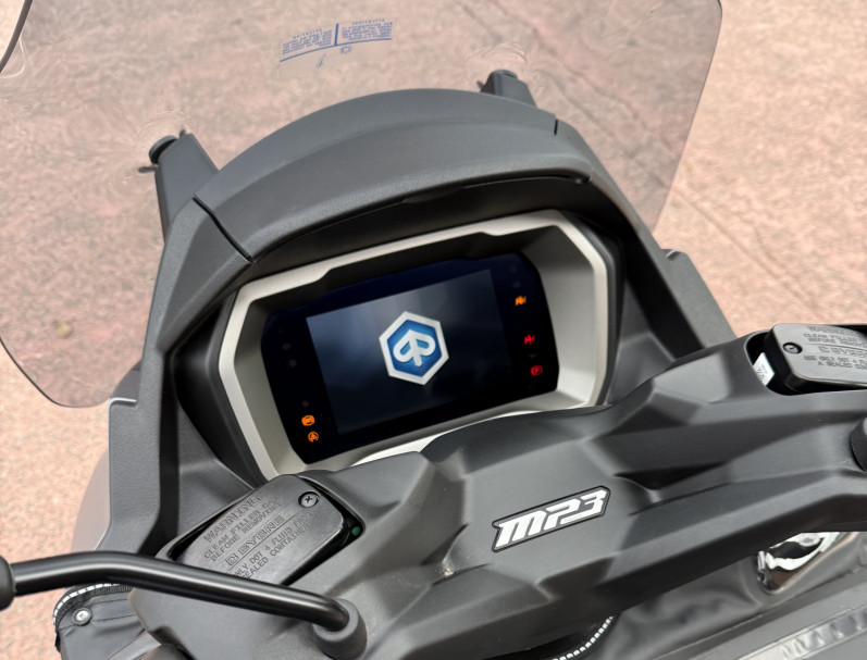 PIAGGIO MP3 530 2025 top case + tablier + poignée chauffante 
