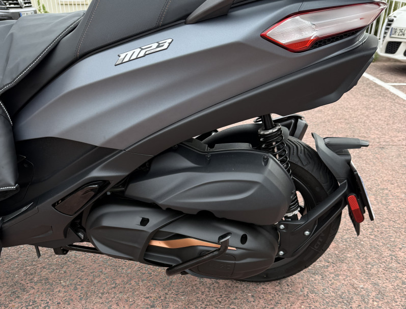 PIAGGIO MP3 530 2025 top case + tablier + poignée chauffante 