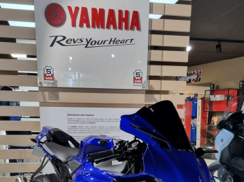 YAMAHA R1