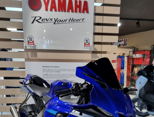 YAMAHA R1