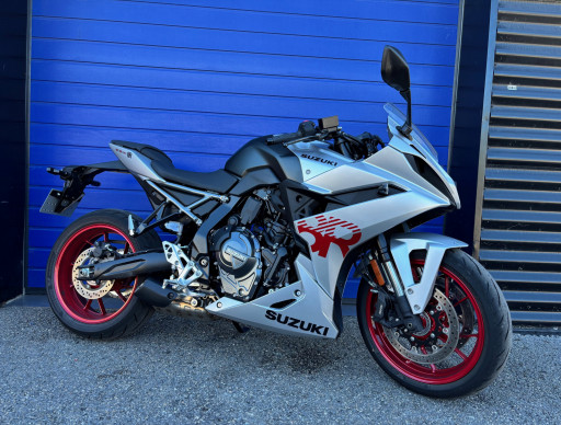 SUZUKI GSX-8R