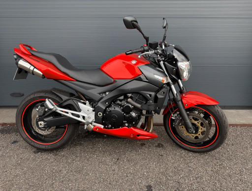 SUZUKI GSR 600