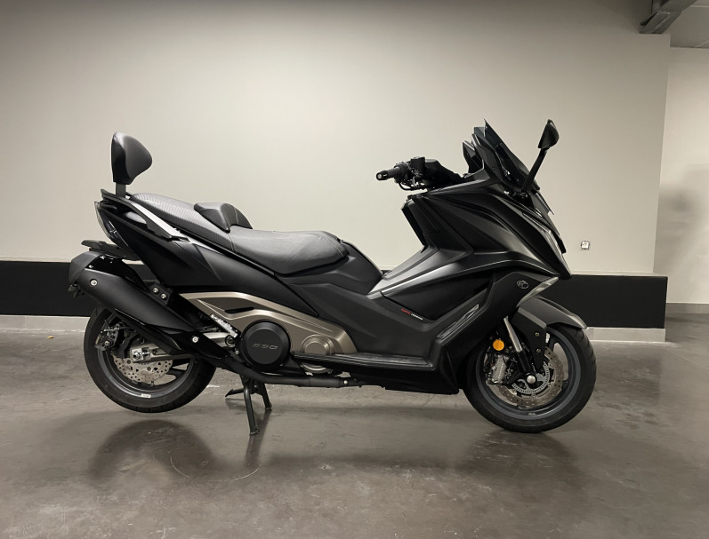KYMCO AK 550