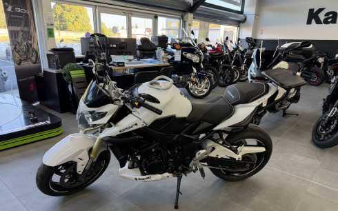 SUZUKI GSR 750