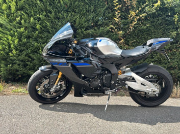 YAMAHA R1M