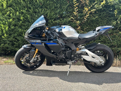 YAMAHA R1M