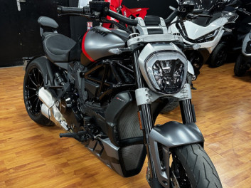 DUCATI X DIAVEL S BLACK STAR