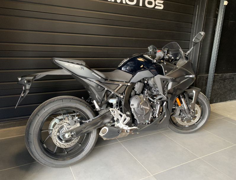 SUZUKI GSX-8R