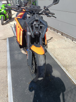 KTM SUPER DUKE 1390 R EVO 1ER MAIN A SASIR 
