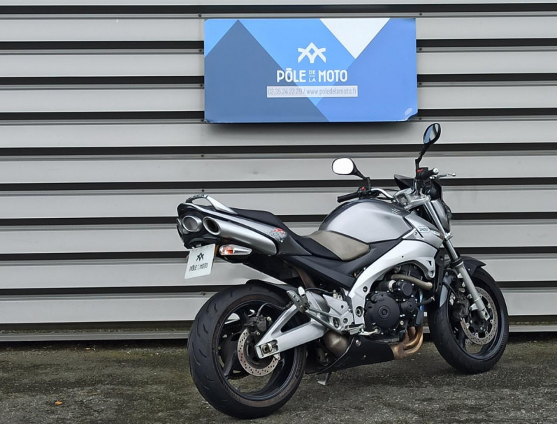 SUZUKI GSR 600