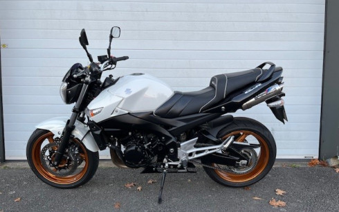 SUZUKI GSR 600