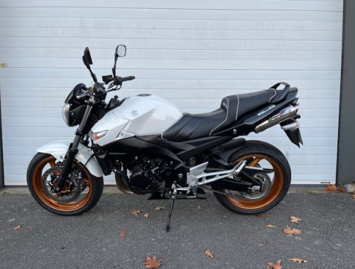 SUZUKI GSR 600