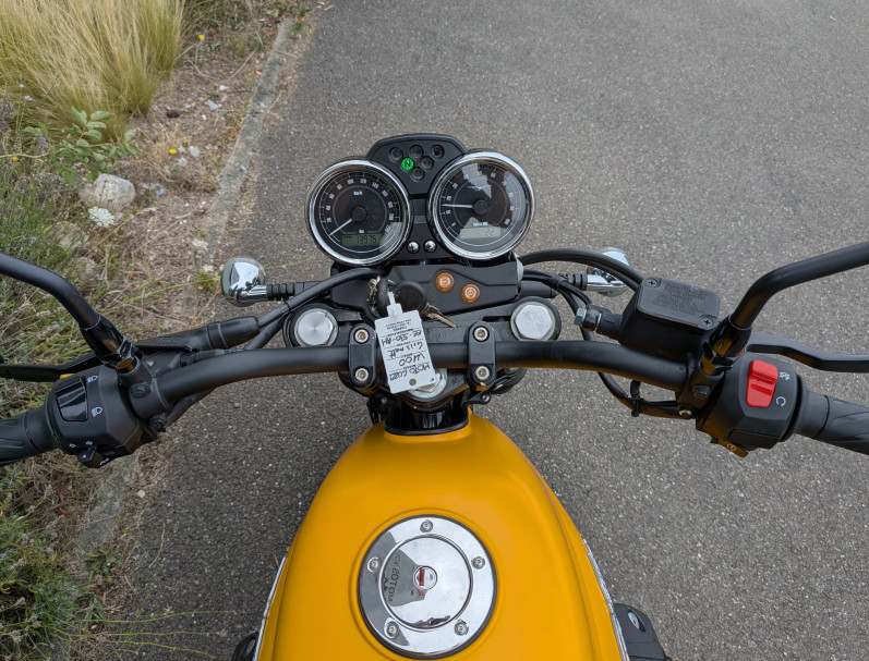 MOTO GUZZI V7 II STONE 1ERE MAIN