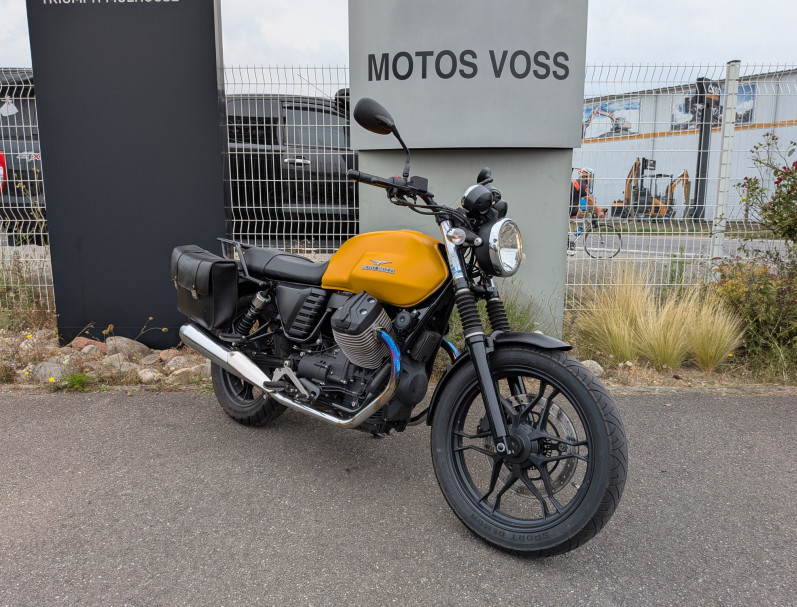 MOTO GUZZI V7 II STONE 1ERE MAIN