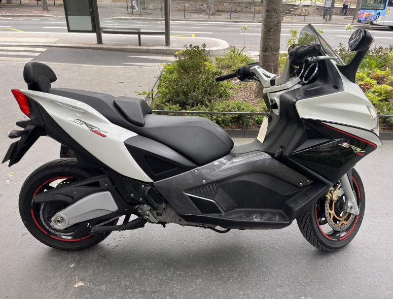APRILIA SRV 850 ABS 15 736 KMS TRES BON ETAT GARANTIE 6 MOIS LIVRAISON DANS TOUTE LA FRANCE