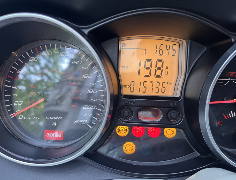 APRILIA SRV 850 ABS 15 736 KMS TRES BON ETAT GARANTIE 6 MOIS LIVRAISON DANS TOUTE LA FRANCE
