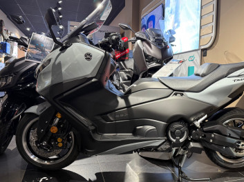 YAMAHA XP T-MAX 560 TECH MAX 1ER MAI ETAT NEUF GARANTIE 5 ANS