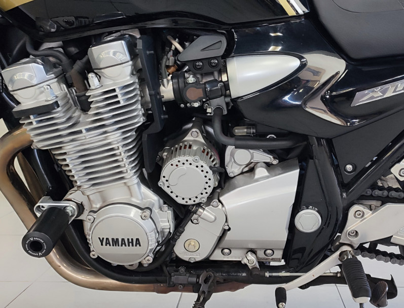 YAMAHA XJR 1300