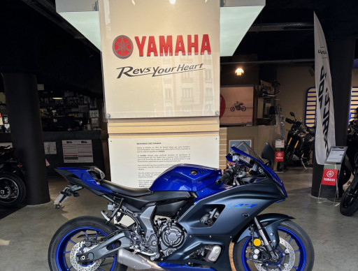 YAMAHA R7