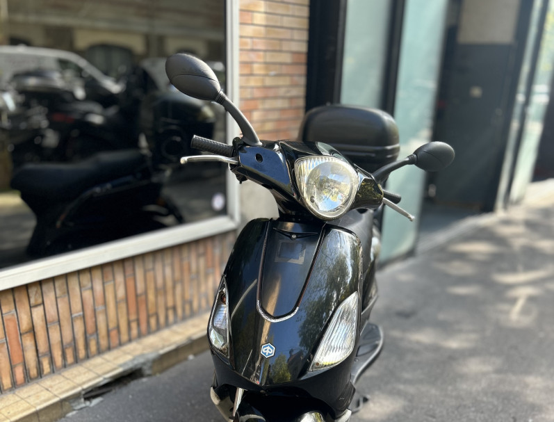 PIAGGIO FLY 50 NOIR / TOP CASE 