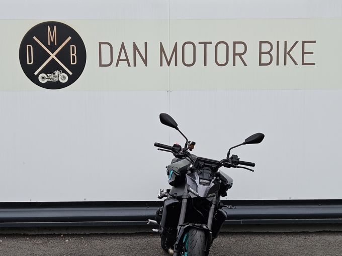 YAMAHA MT-09 4