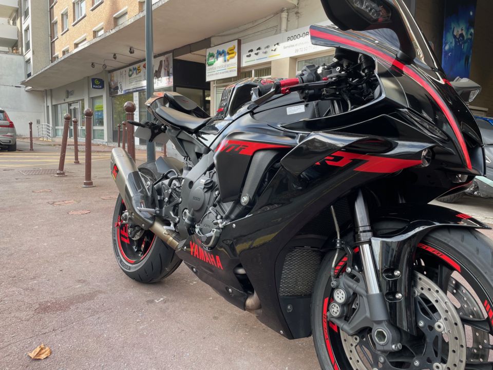 YAMAHA R1 4
