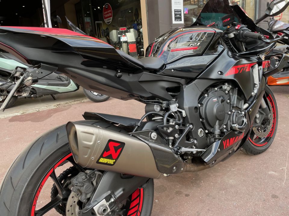 YAMAHA R1 4