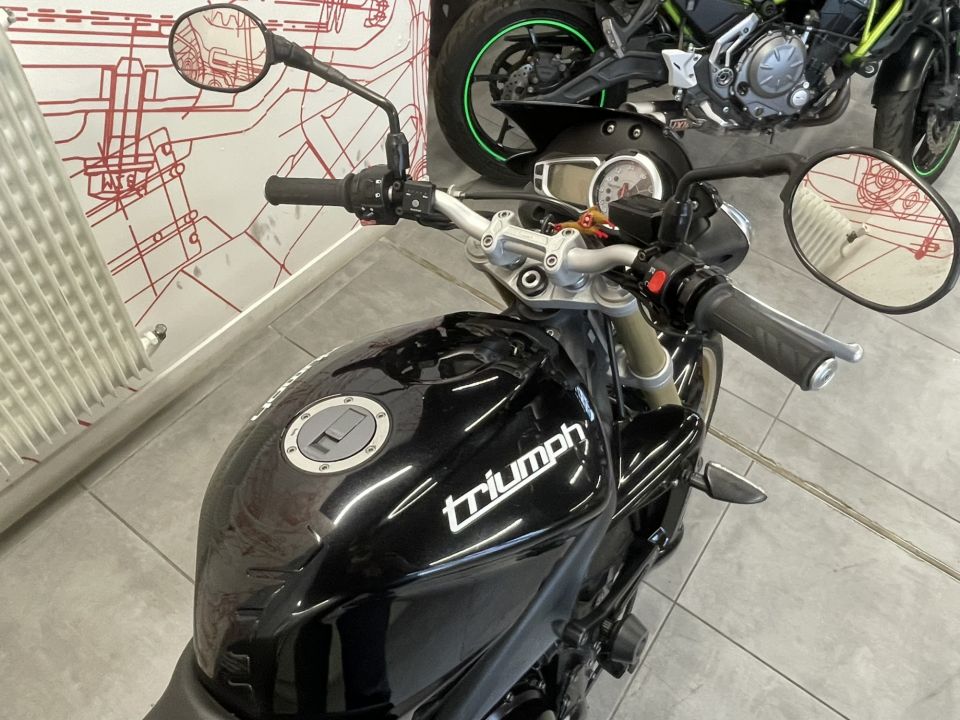 TRIUMPH STREET TRIPLE 675 4