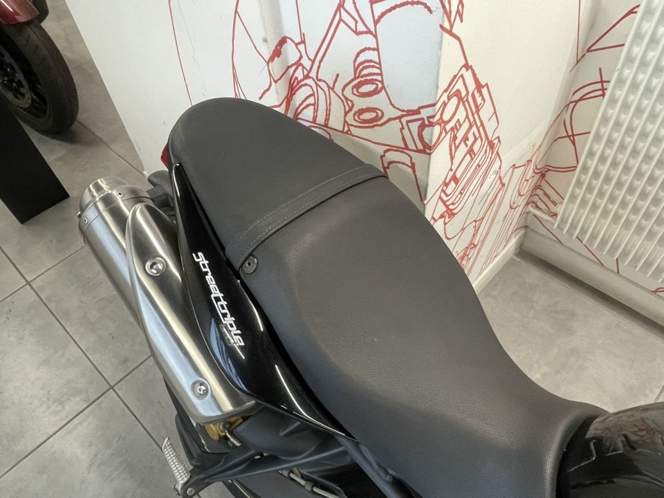 TRIUMPH STREET TRIPLE 675 4