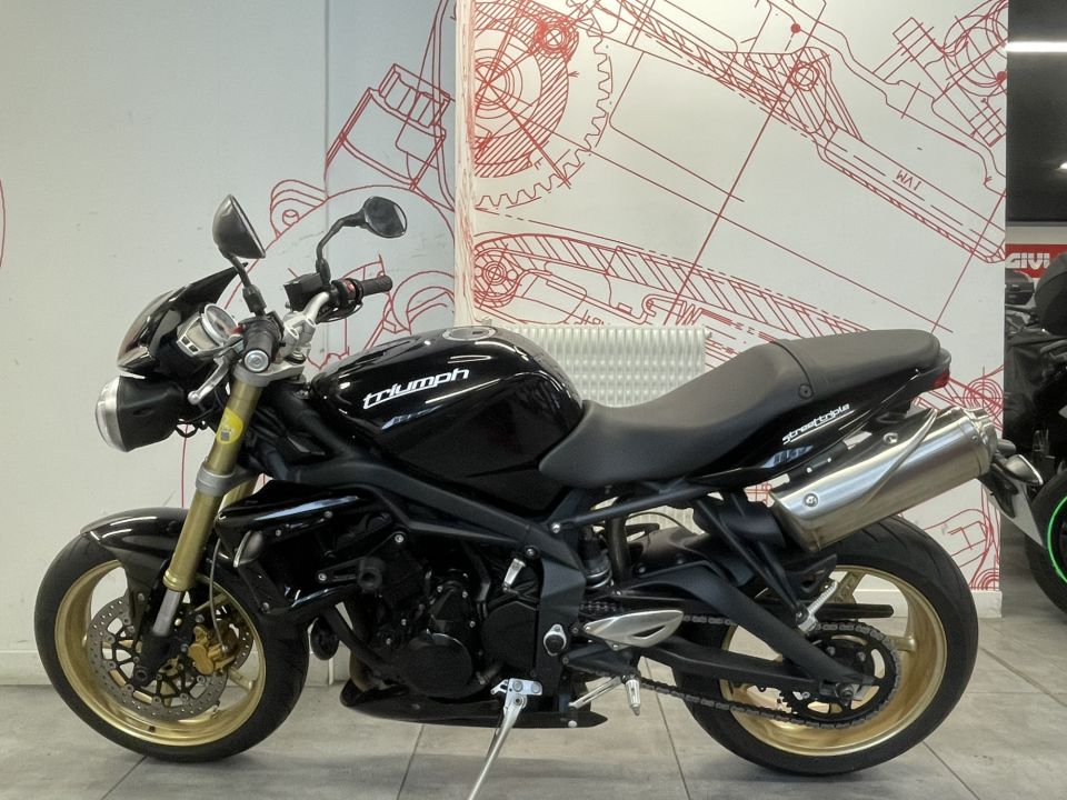 TRIUMPH STREET TRIPLE 675 4