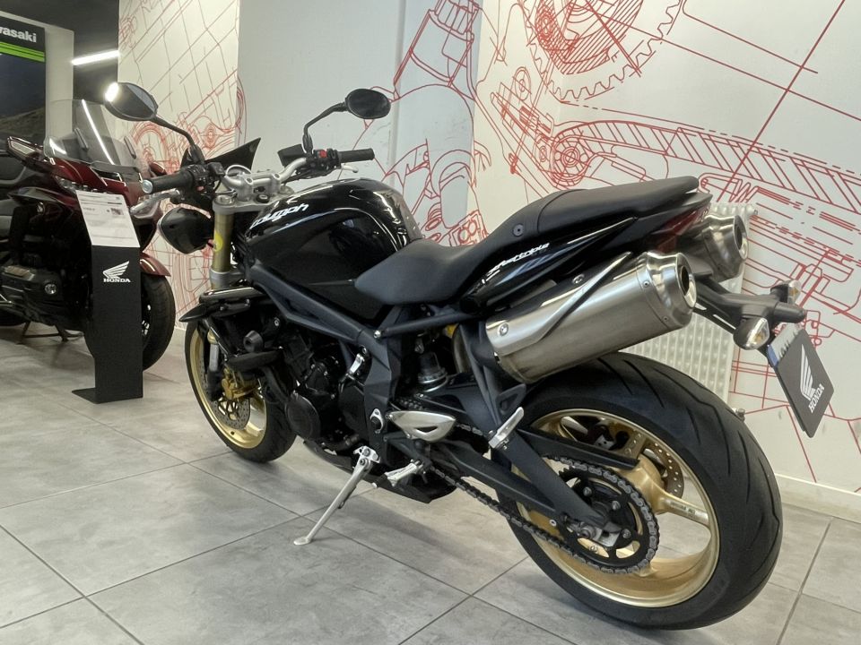 TRIUMPH STREET TRIPLE 675 4