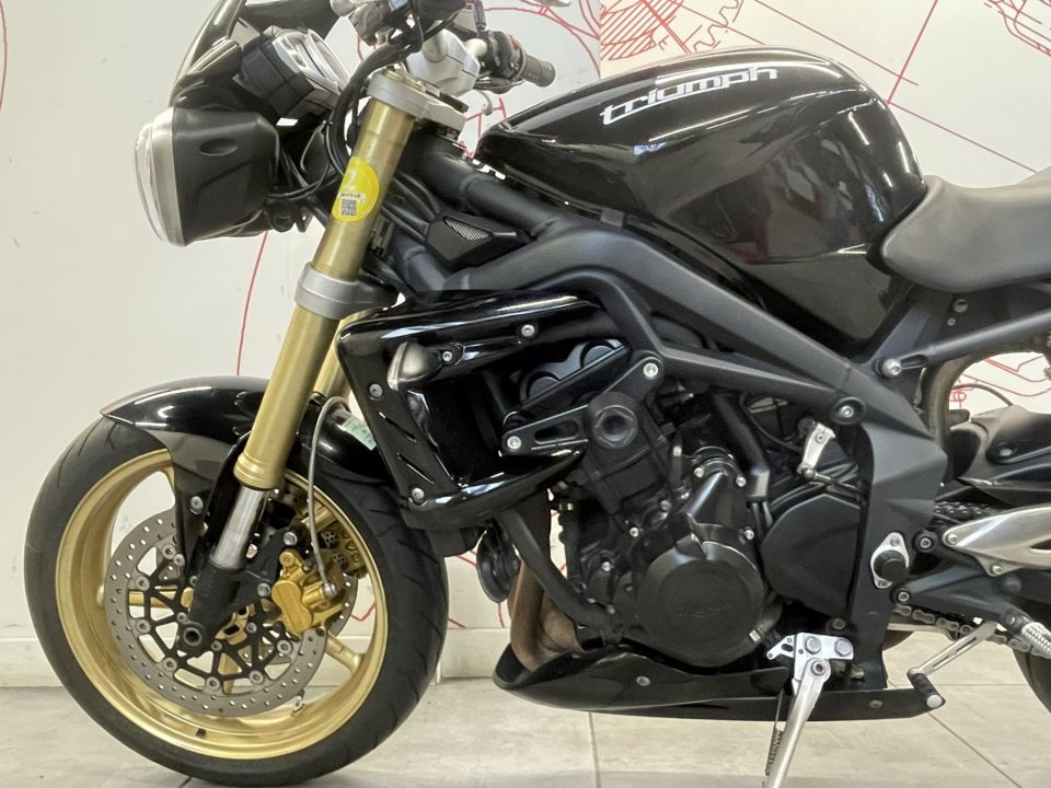 TRIUMPH STREET TRIPLE 675 4