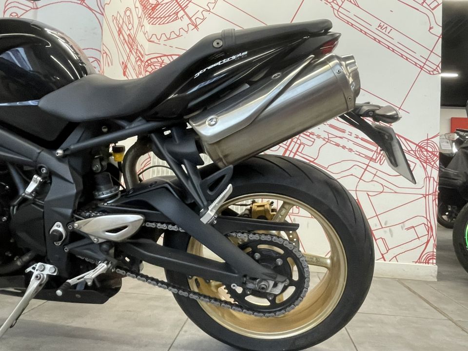 TRIUMPH STREET TRIPLE 675 4