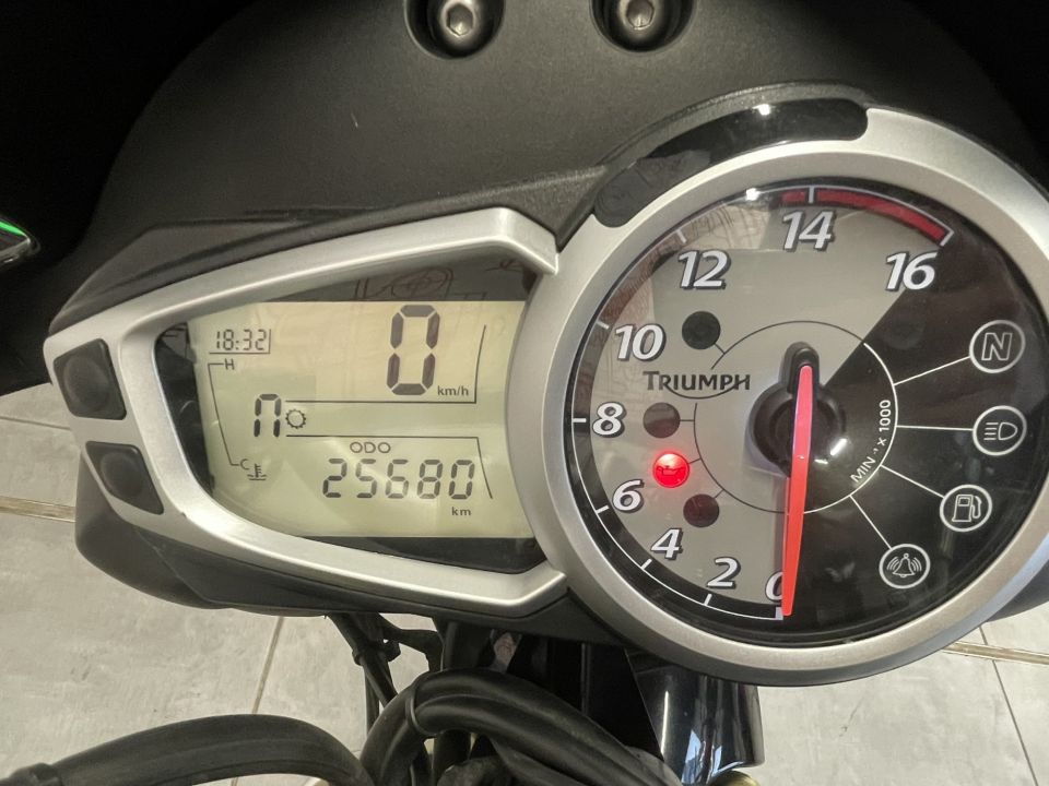 TRIUMPH STREET TRIPLE 675 4