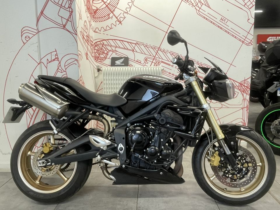 TRIUMPH STREET TRIPLE 675 4