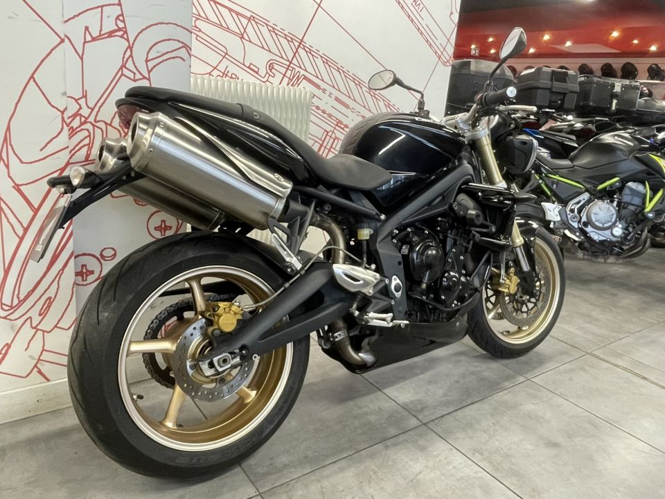 TRIUMPH STREET TRIPLE 675 4
