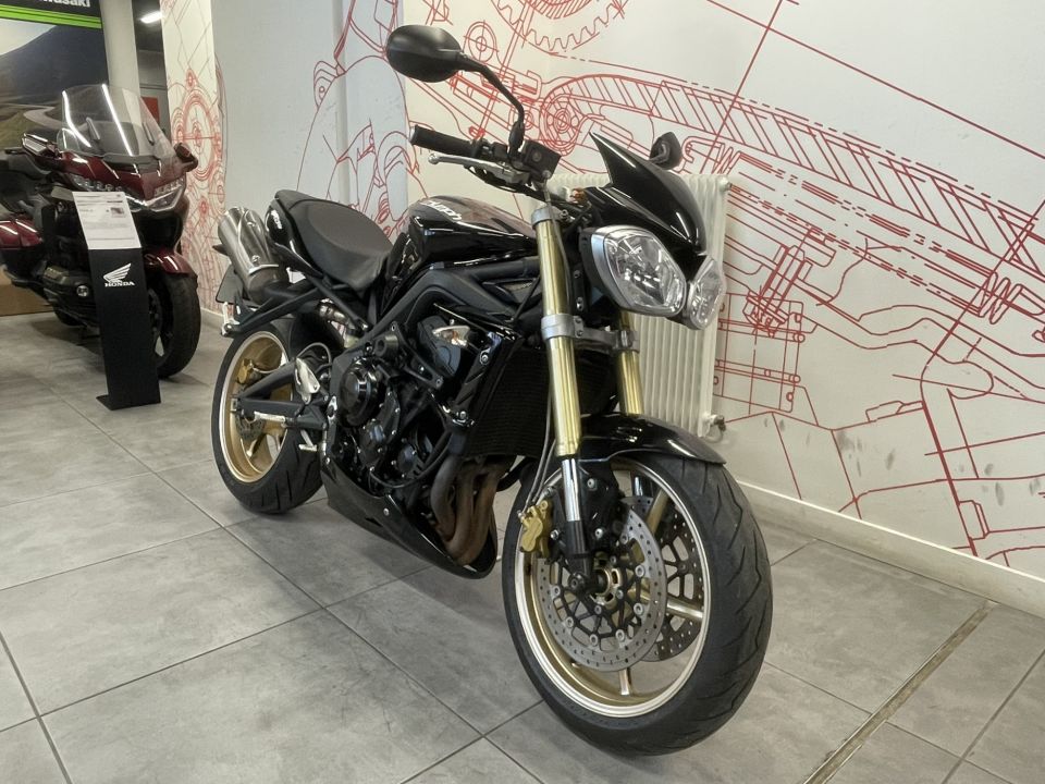 TRIUMPH STREET TRIPLE 675 4