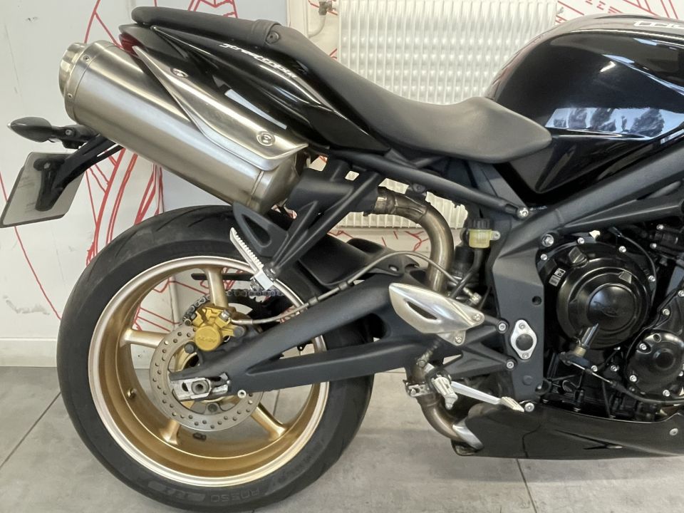 TRIUMPH STREET TRIPLE 675 4