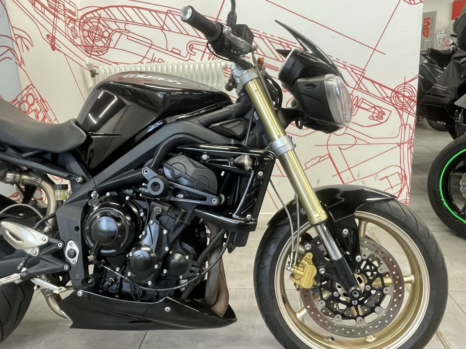 TRIUMPH STREET TRIPLE 675 4