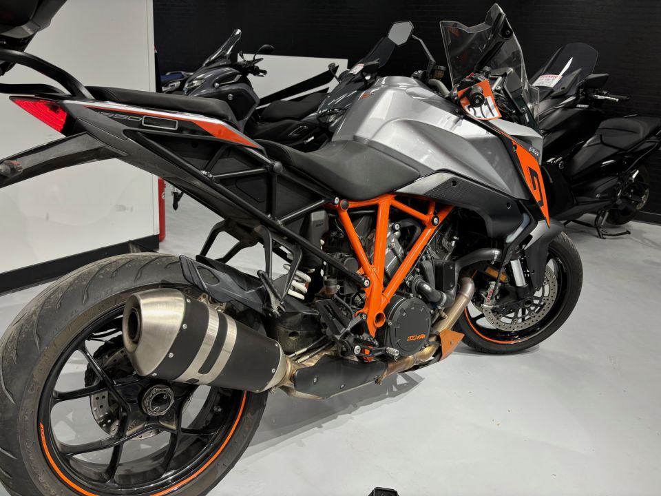KTM 1290 SUPER DUKE GT 4