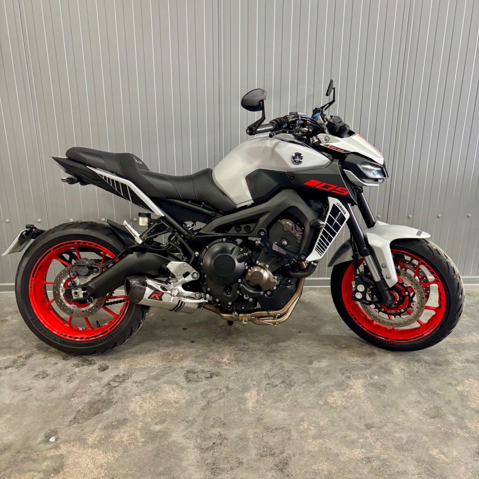 YAMAHA MT-09 4