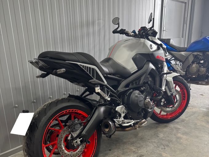 YAMAHA MT-09 4