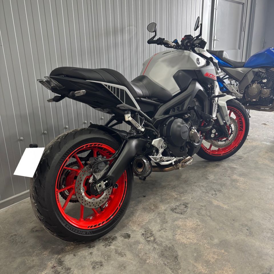 YAMAHA MT-09 4